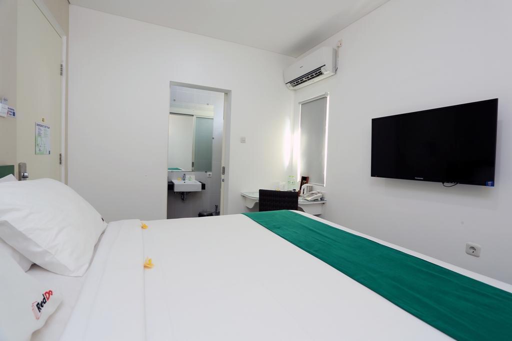 Hotel Reddoorz Near Pantai Jerman Kuta Lombok Habitación foto